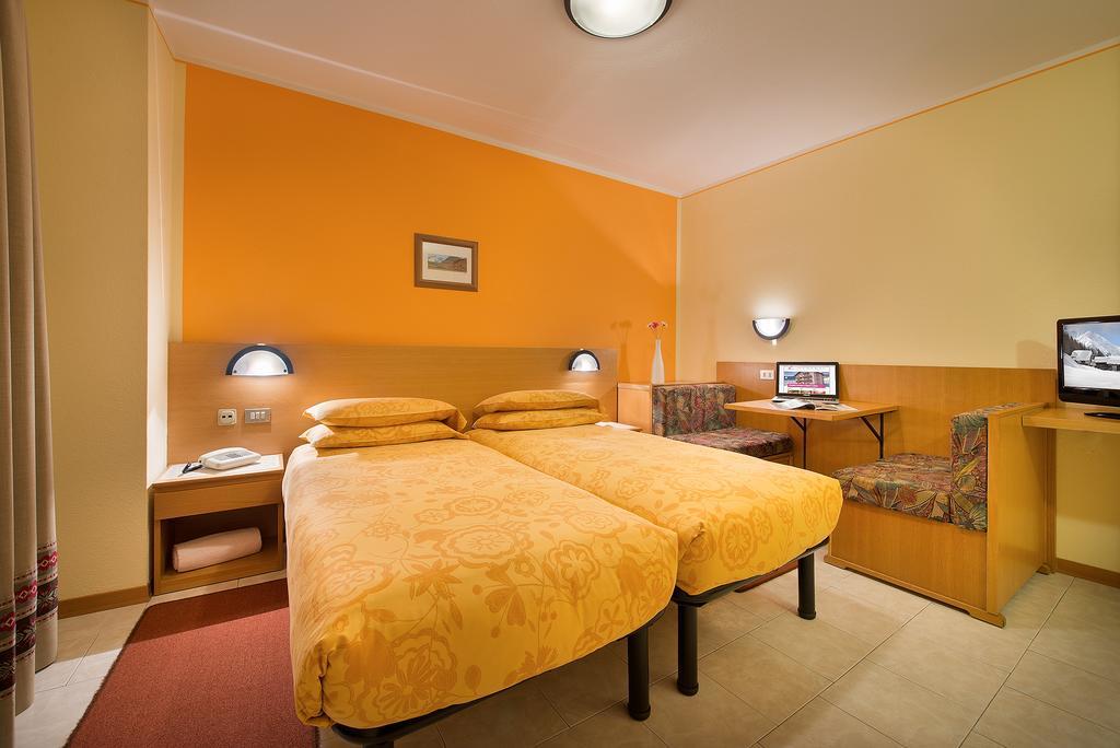 Garni Oasi Hotel Livigno Room photo